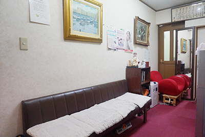 川崎市『ゴスペル鍼療院』の待合室
